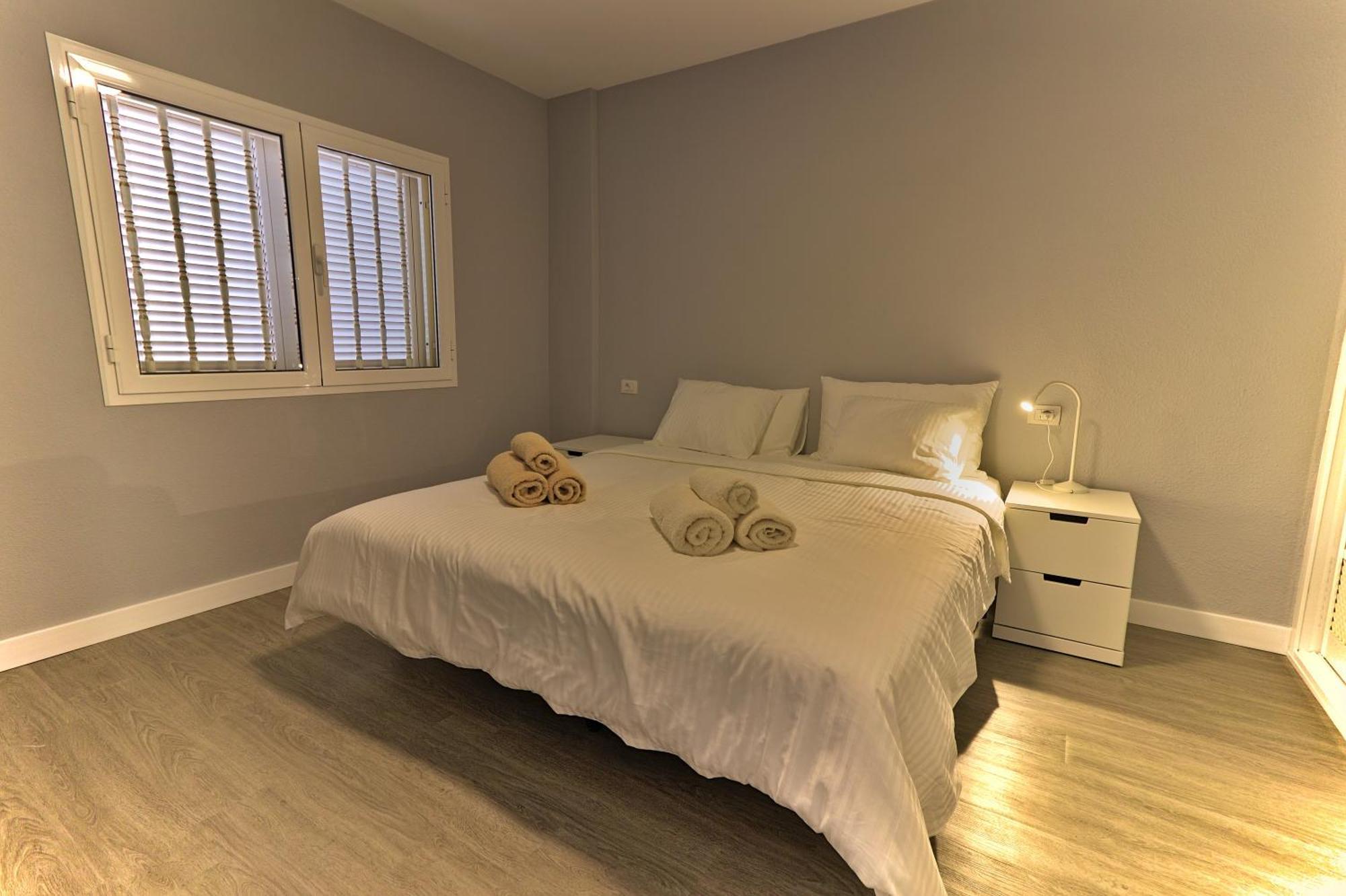 Large Modern With Terrace & Heated Pool *
